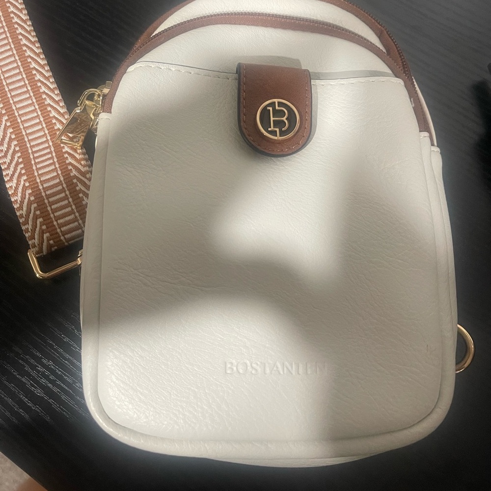 Women’s cute Crossbody purse. Perfect condition.